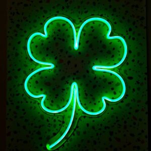 Neon LED czterolistna koniczyna – dekoracja ścienna w irlandzkim stylu, symbol szczęścia.